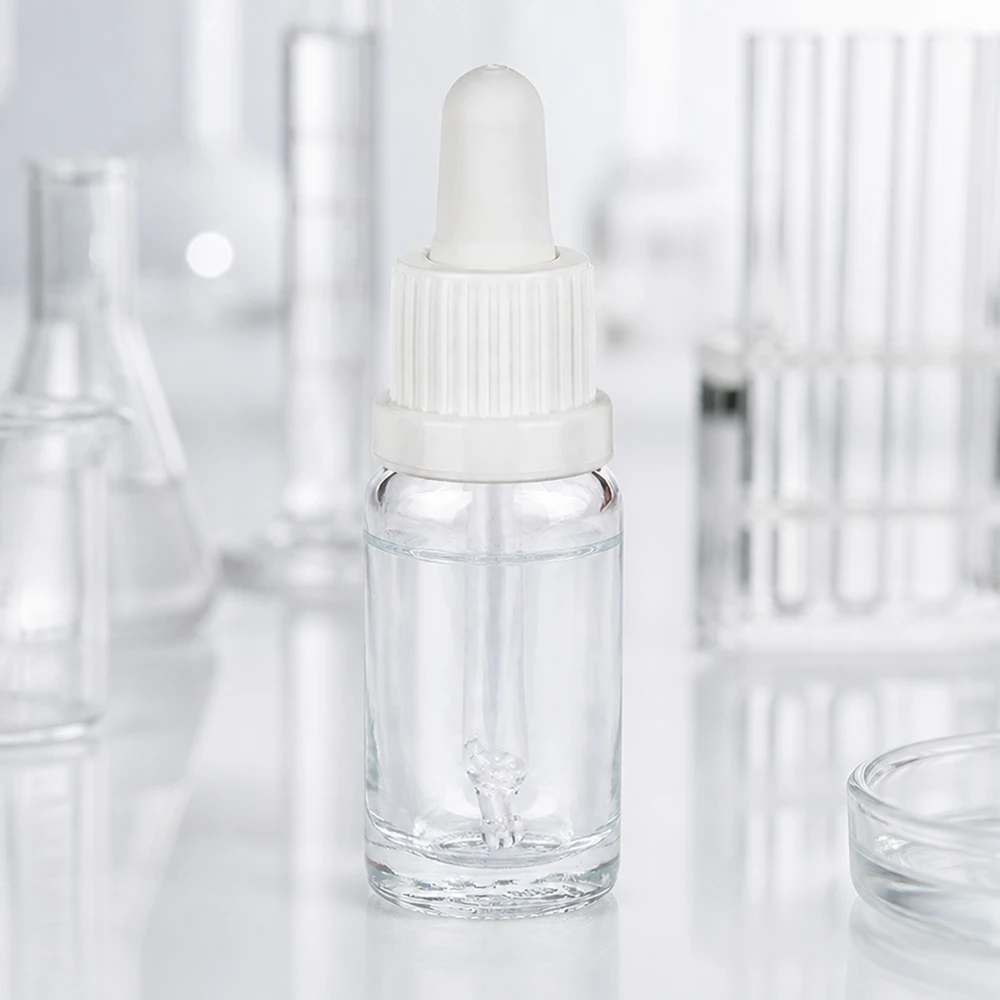 10ml pipetfles wit OV ClearLine UT18/10 ClearLine-pipetflesje van 10 ml met witte schroefdop en rubberen zuigertje in het laboratorium