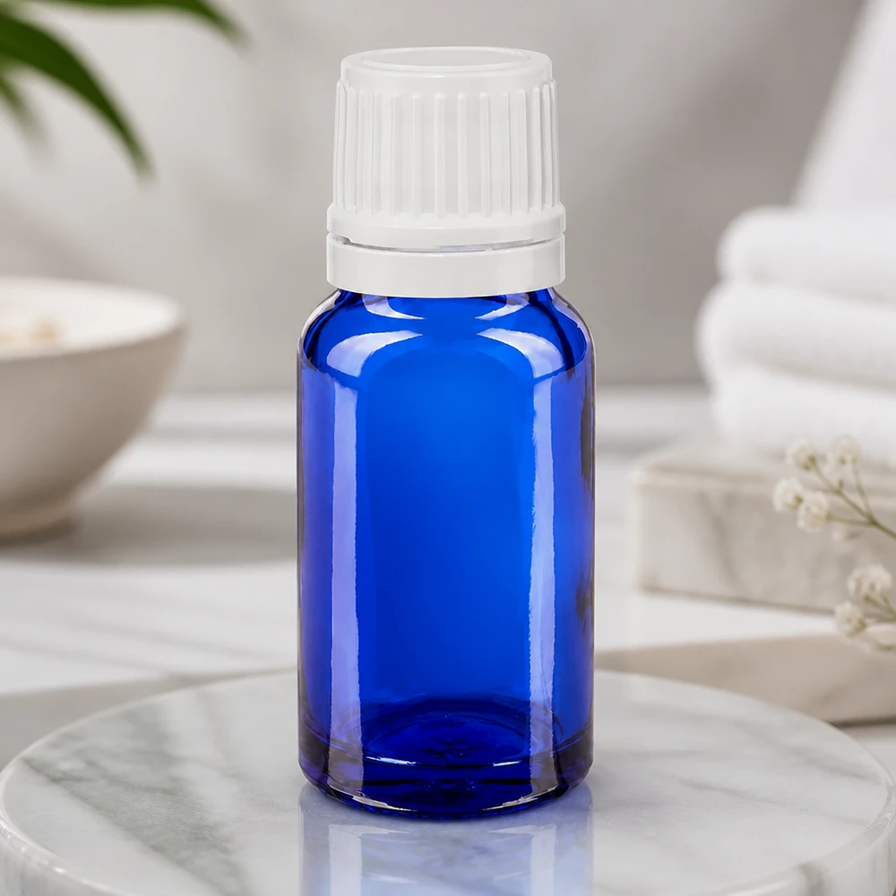 Blauwe glazen flessen 10ml met wit sluiting OV Ronde blauwe glazen fles van 10 ml met een geribbelde witte schroefdop voor laboratoriumtoepassingen