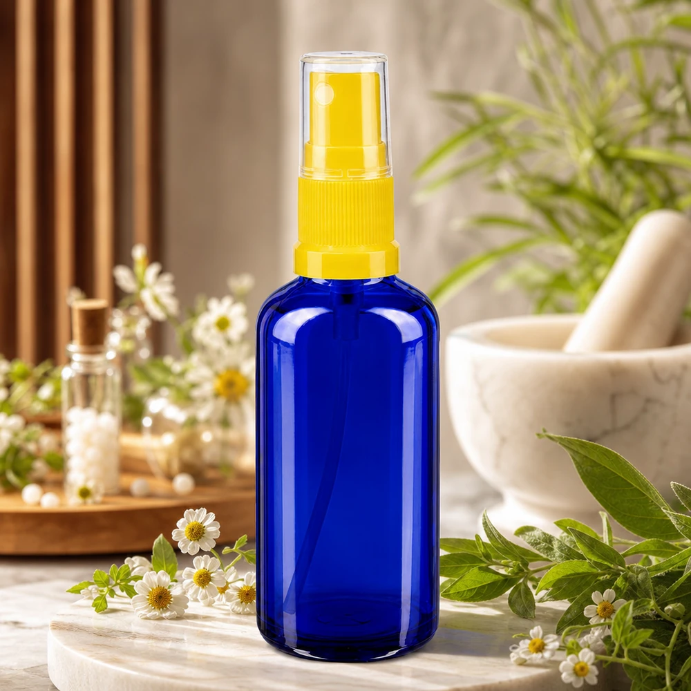 Blauwe glazen flessen 50ml met geel pompverstuiver Compacte spuitfles van 50 ml van blauw glas met een gele spuitkop voor natuurlijke cosmetica en homeopathie