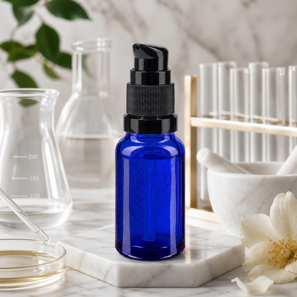 Kleine dispenserfles van 10 ml, blauw ApoGlas, met zwarte pomp naast een Erlenmeyer-kolf