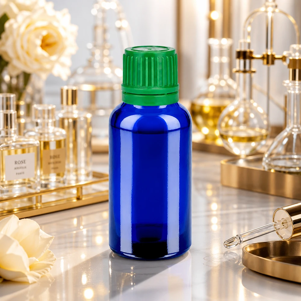 Compact amberkleurig glazen flesje van 30 ml in blauw met praktische groene schroefdop