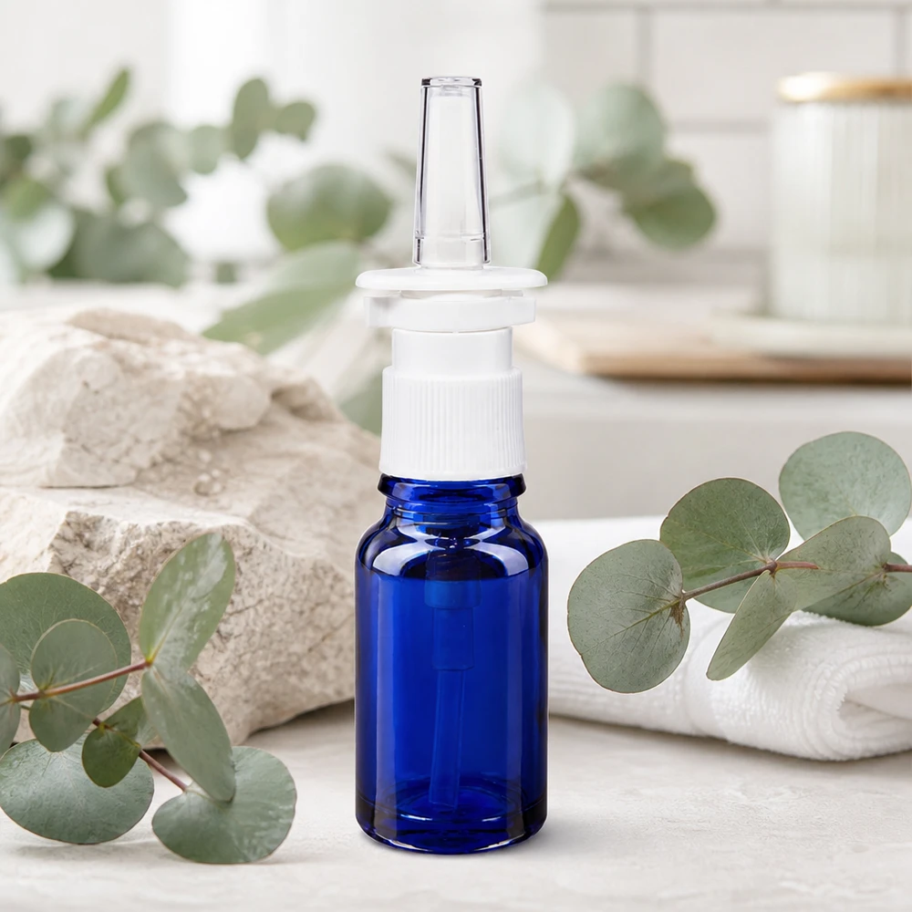 Beschermende blauwe glazen fles van 10 ml voor neussprays, met een witte dop en een doorzichtige spuitmond