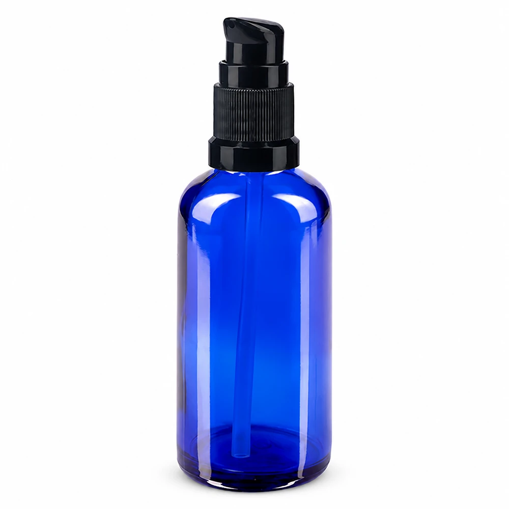 Cilindrische blauwe glazen fles van 50 ml met een zwarte doseerpomp voor vloeistoffen