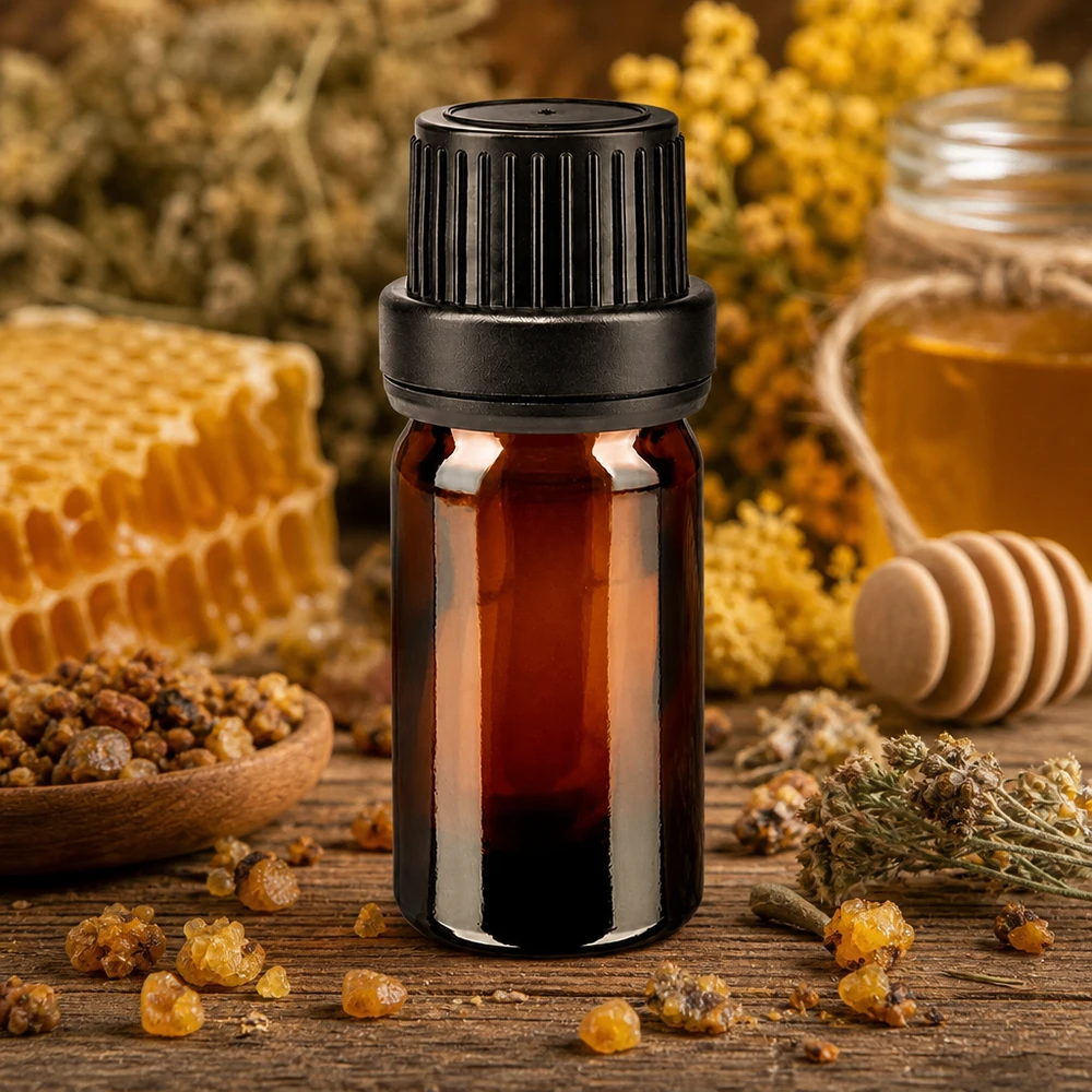 Bruine glazen fles 5ml met zwart schroefsluiting dicht. VR Bruine glazen flesje van 5 ml met kindveilige zwarte dop, geschikt voor propolis en bijenproducten