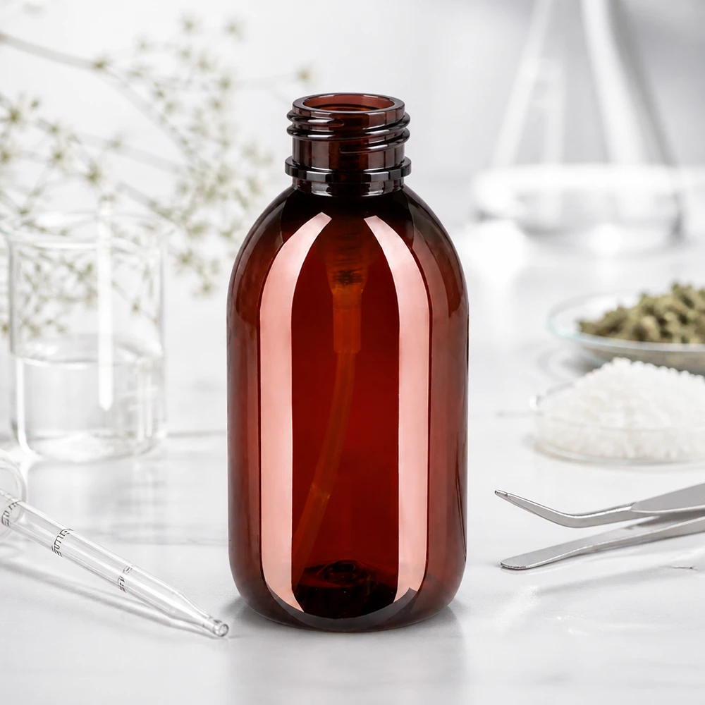 Stevige PET-fles van 250 ml, amberkleurig, met brede schroefdop voor een zwarte doseerpomp