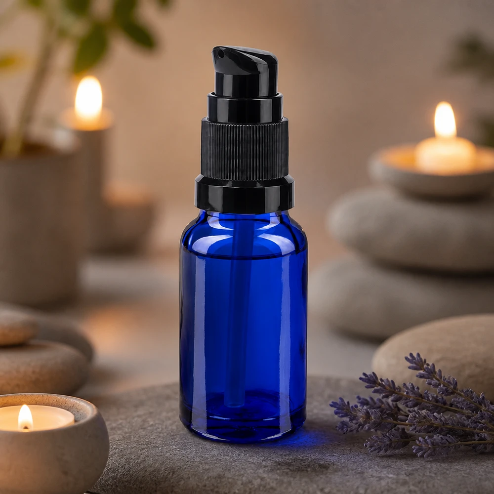 Kleine blauwe dispenserfles van 10 ml van ApoGlas met een zwarte pomp, bij kaarslicht