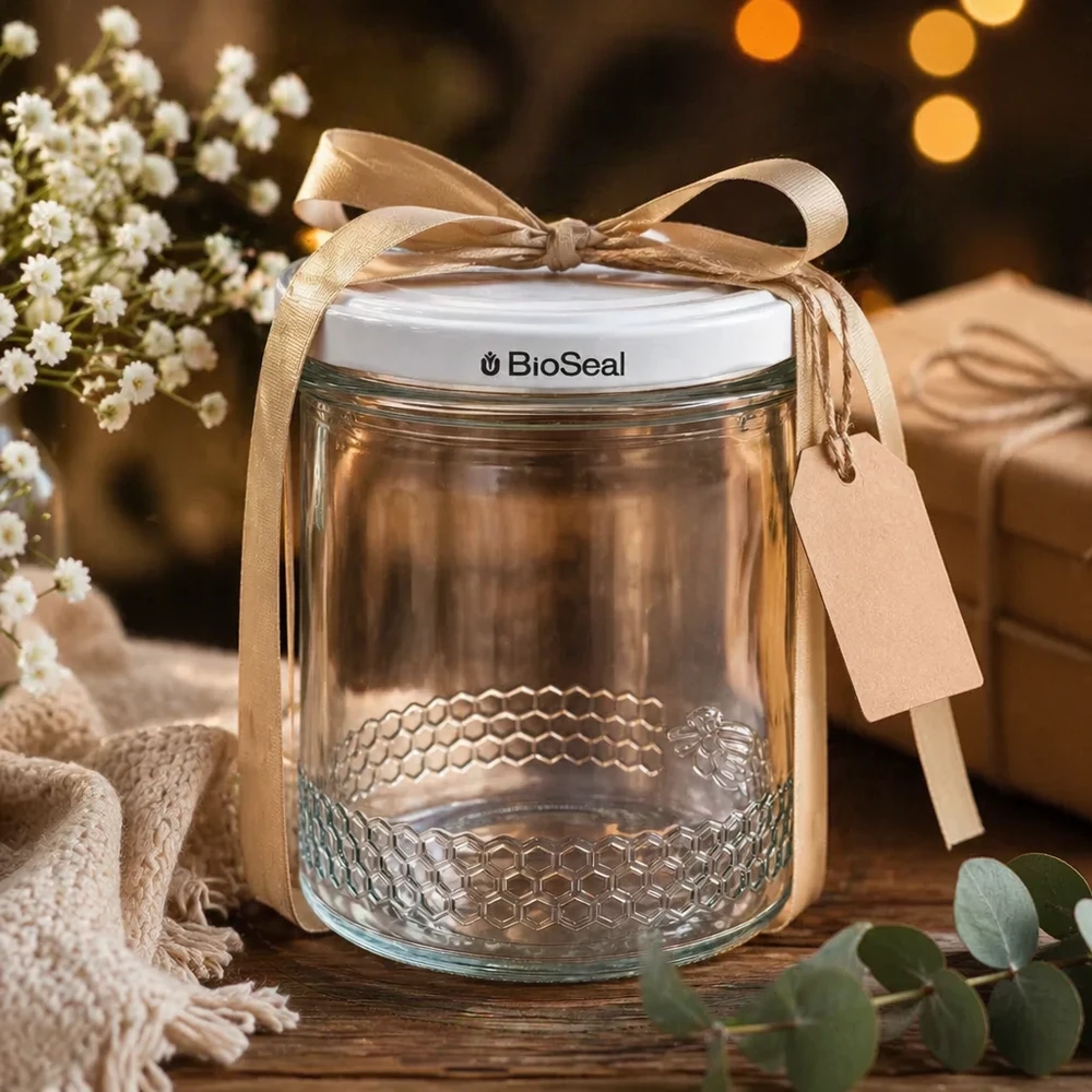 400ml honingpot leeg met wit BioSeal deksel als cadeau versierd met een gouden strik en hanger