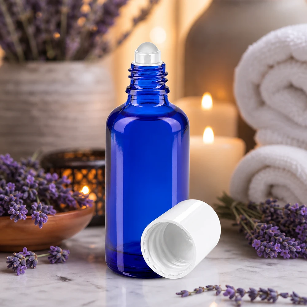 Aromatherapie-roll-on-flesje van 50 ml in blauw met een bolletje als applicator, naast lavendelbloemen en kaarsen