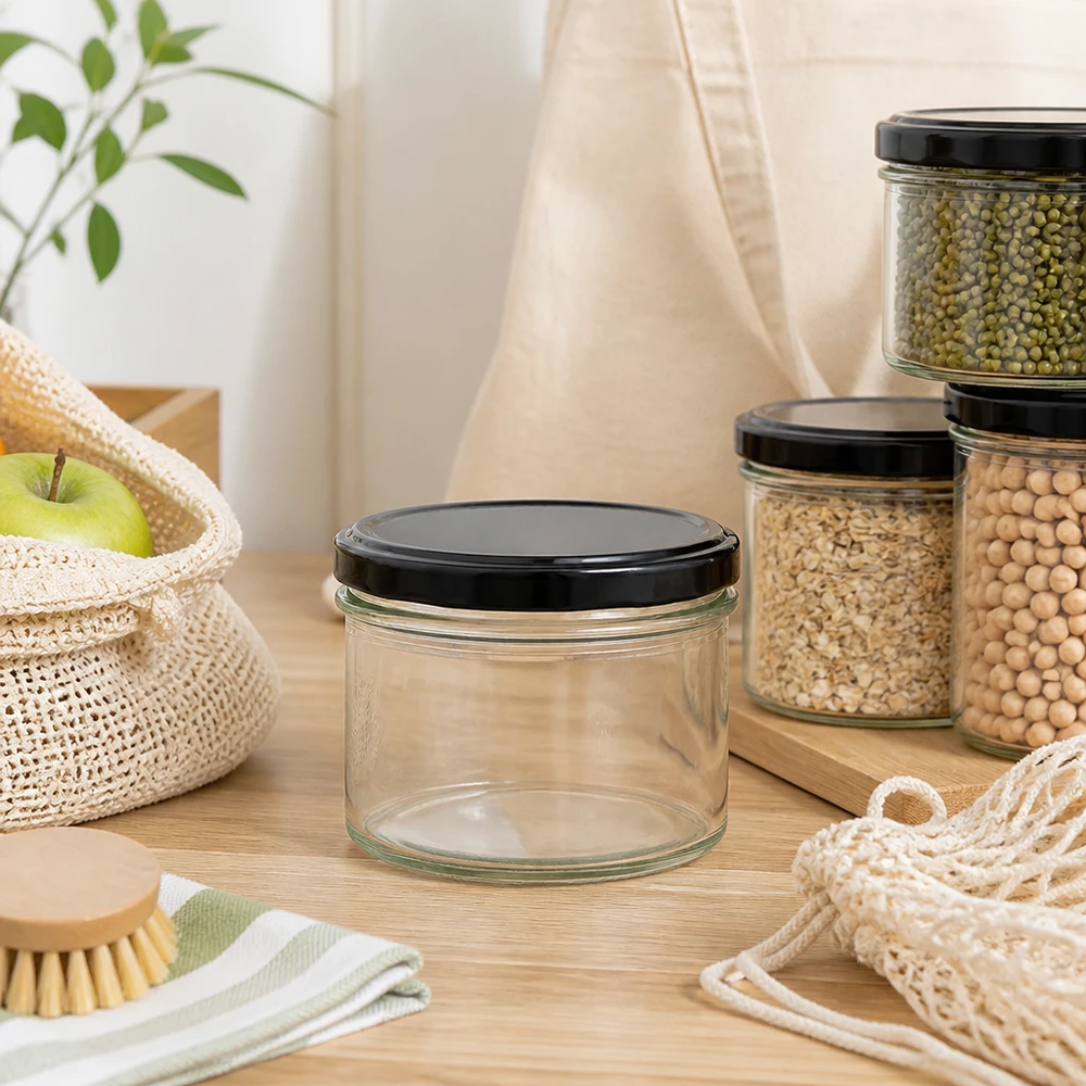 225 ml mason jar met zwart deksel in zero-waste keuken met duurzame voorraadpotten en eco-producten