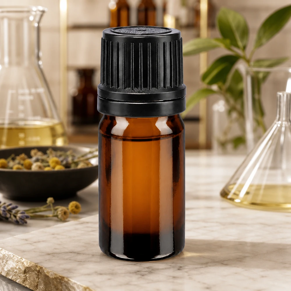 Bruine glazen fles 5ml met zwart schroefsluiting uitgietring VR Aromatherapie-doseerflesje 5 ml, bruin glas, zwarte veiligheidsdop op marmer