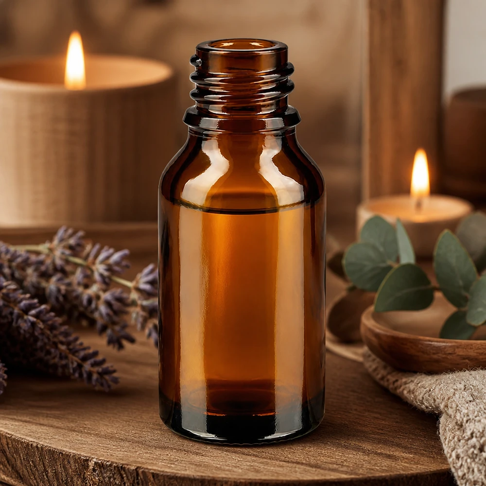 30ml bruine apothekersfles hoge vorm ApoGlas leeg met dennenappels eucalyptus takjes kaarsen wellness sfeer
