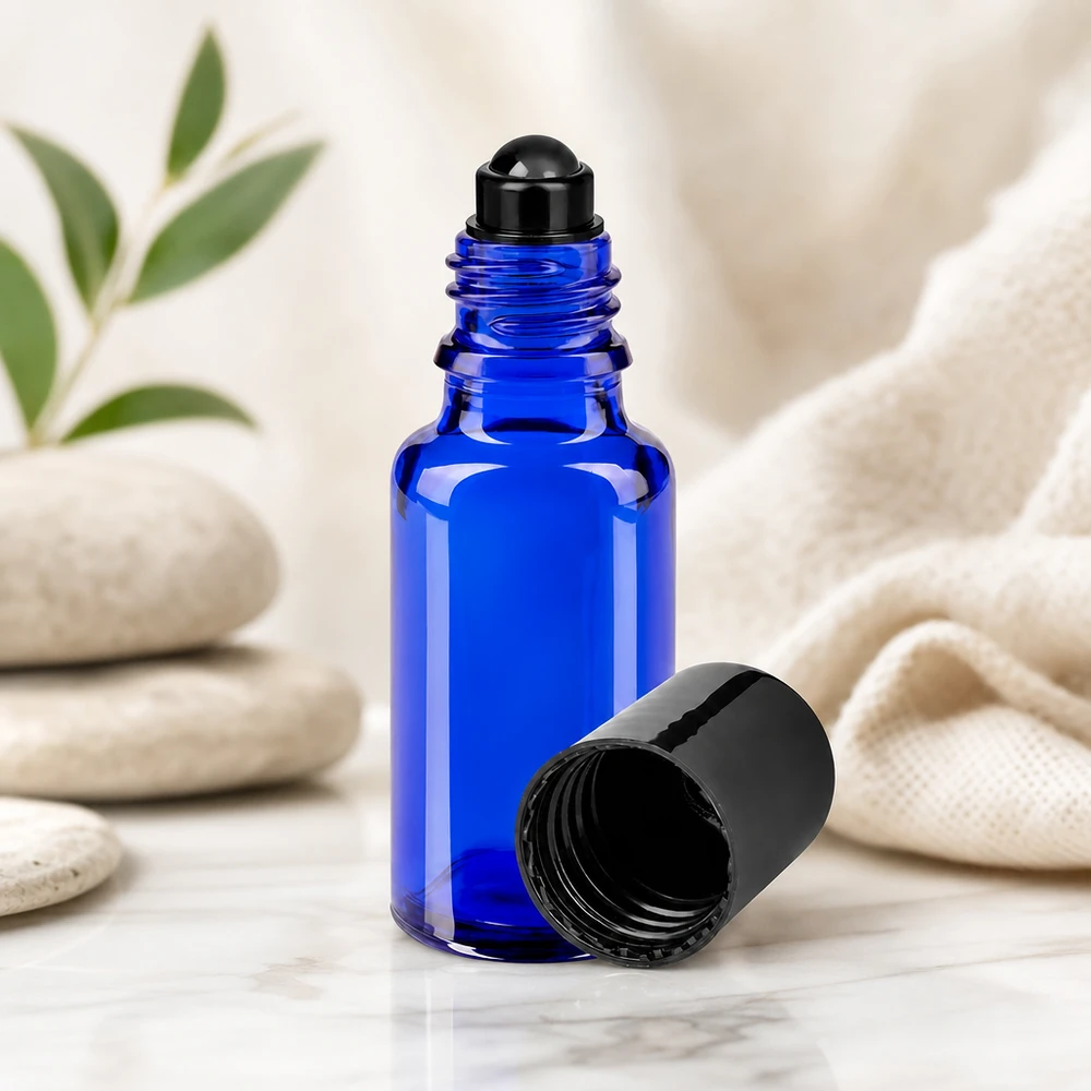 Glas deostick fles blauw 20ml, lege deo roller (Roll On) Zijaanzicht van een blauw roll-on-flesje van 20 ml met een zwarte dop op marmer