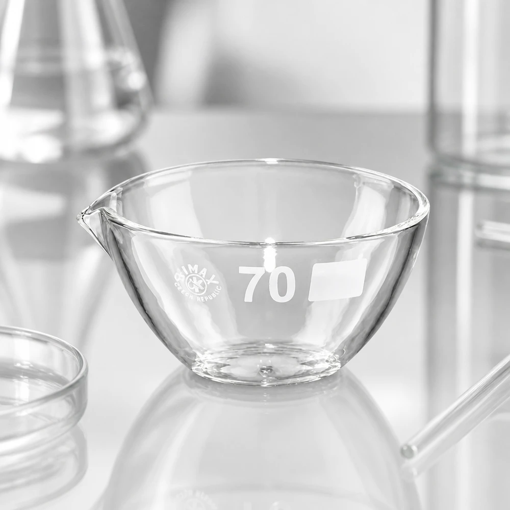 Veelzijdige ø70 mm laboratoriumschaal met schenkhulp gemaakt van thermisch stabiel borosilicaatglas voor dagelijks gebruik