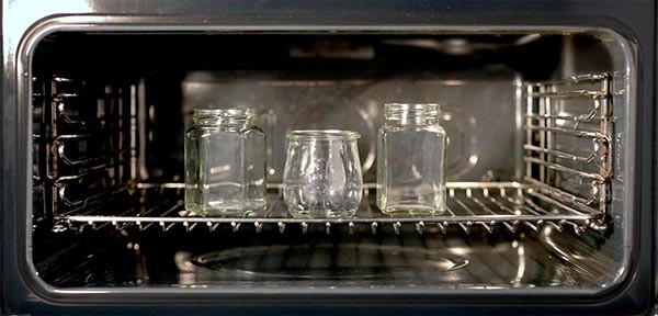 Steriliseer potten in de oven