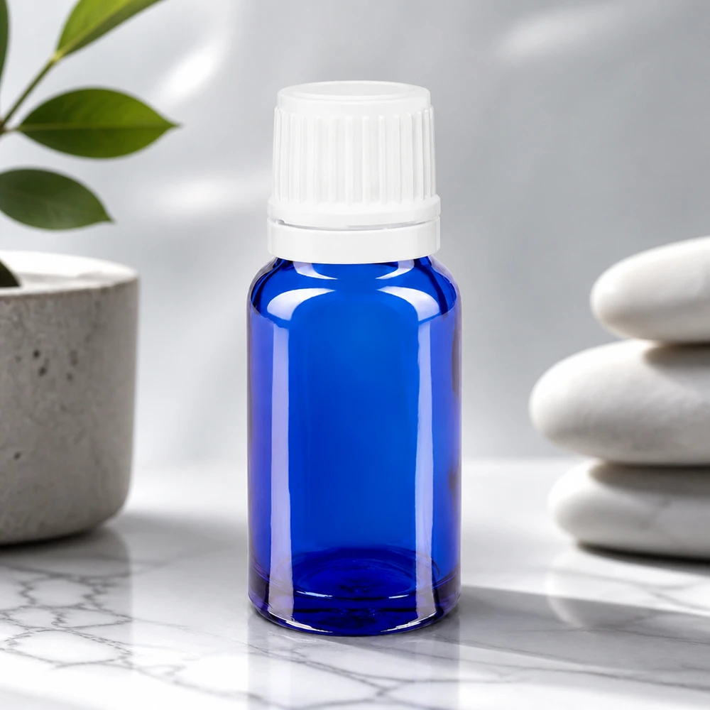 Blauwe glazen flessen 10ml met wit 1.2mm druppelstop OV Een blauw glazen flesje van 10 ml met een witte verzegeling tegen een lichtgrijze achtergrond