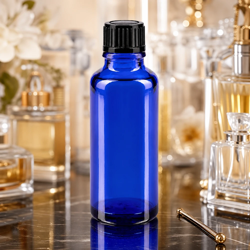 Hoogwaardig blauw apothekersflesje van 30 ml op marmer, tussen gouden parfumflesjes