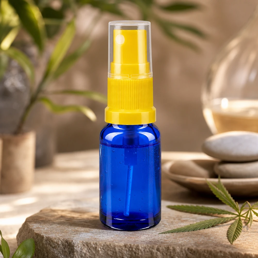 Blauwe glazen flessen 10ml met geel pompverstuiver Blauw glazen flesje van 10 ml met gele verstuiver, geschikt voor cosmetische serums, hydrolaten en kamersprays