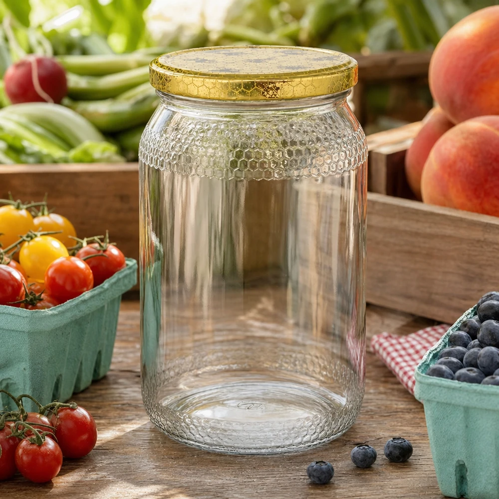 900ml honingpot leeg met gouden honingraatdeksel tussen vers fruit en groenten op houten keukentafel