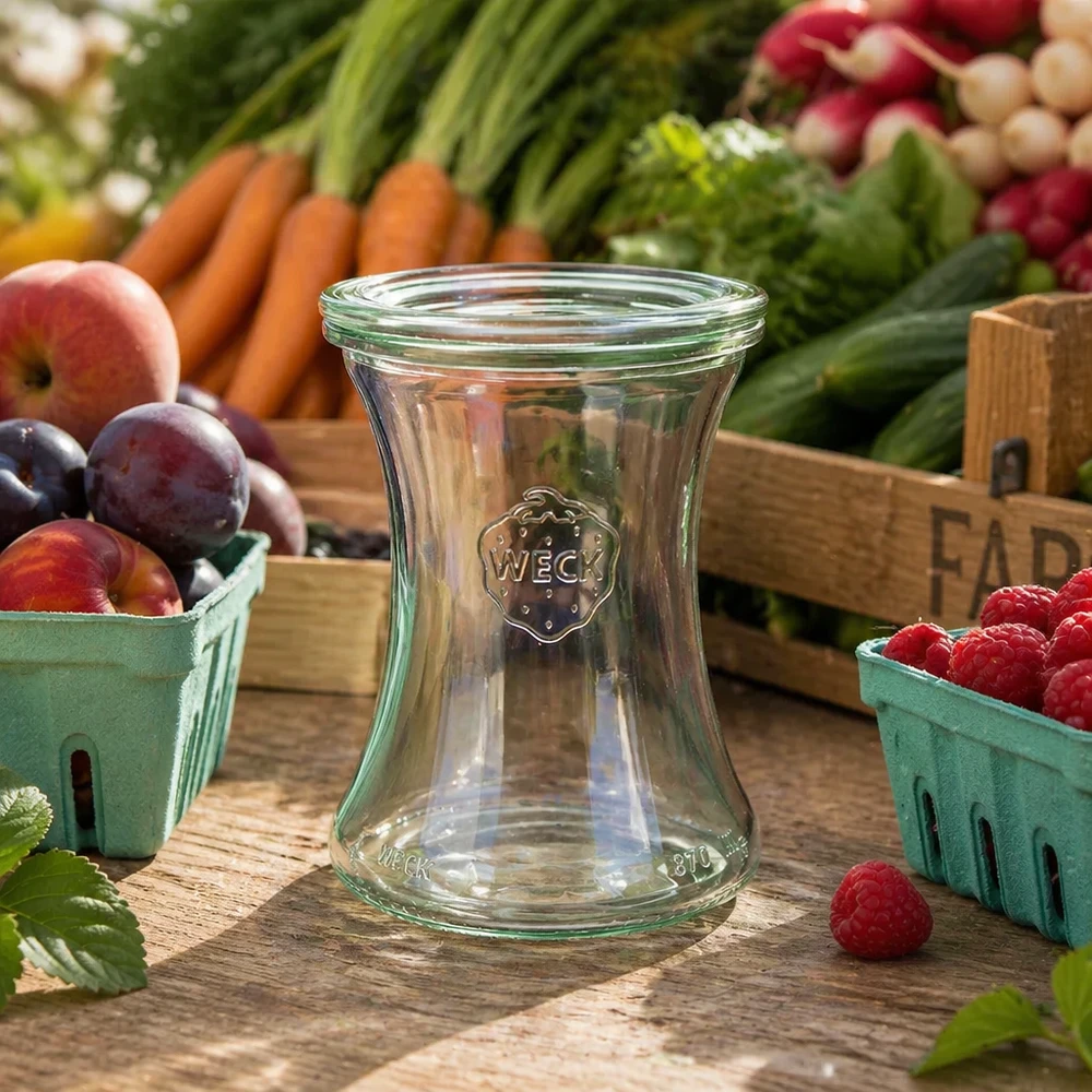 WECK delicatessenpot 370ml RR80 leeg op houten tafel tussen vers fruit en groenten toont natuurlijk gebruik