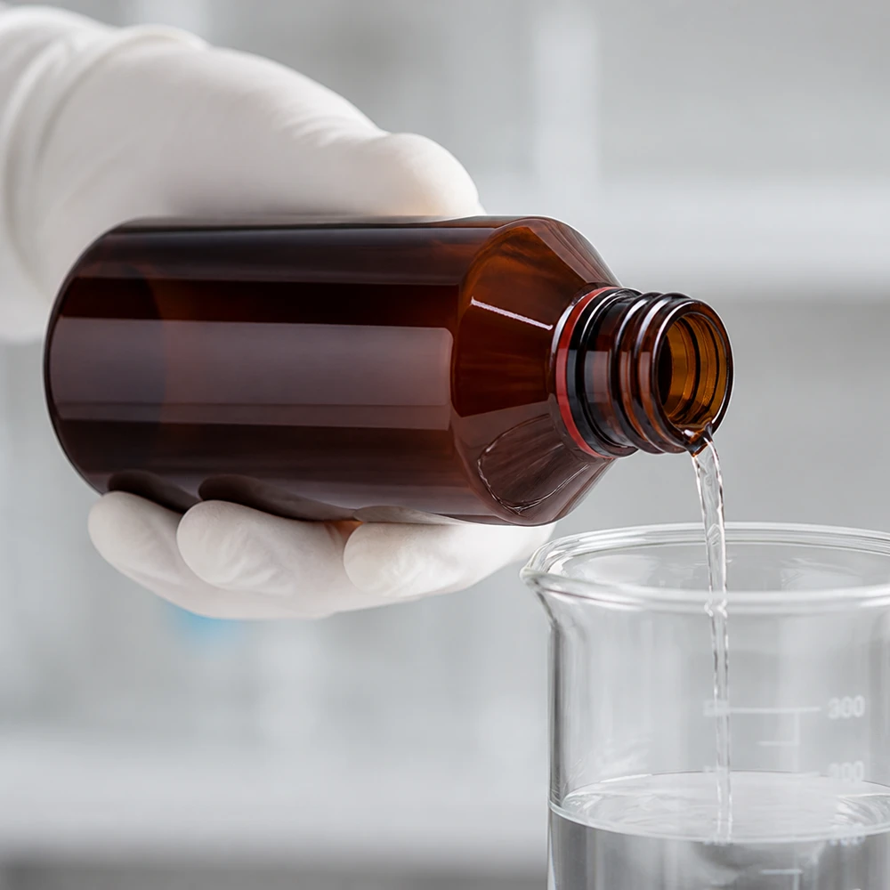 Compacte ronde PET-fles van 200 ml, amberkleurig, met OV-sluiting, ideaal voor farmaceutische vloeistoffen