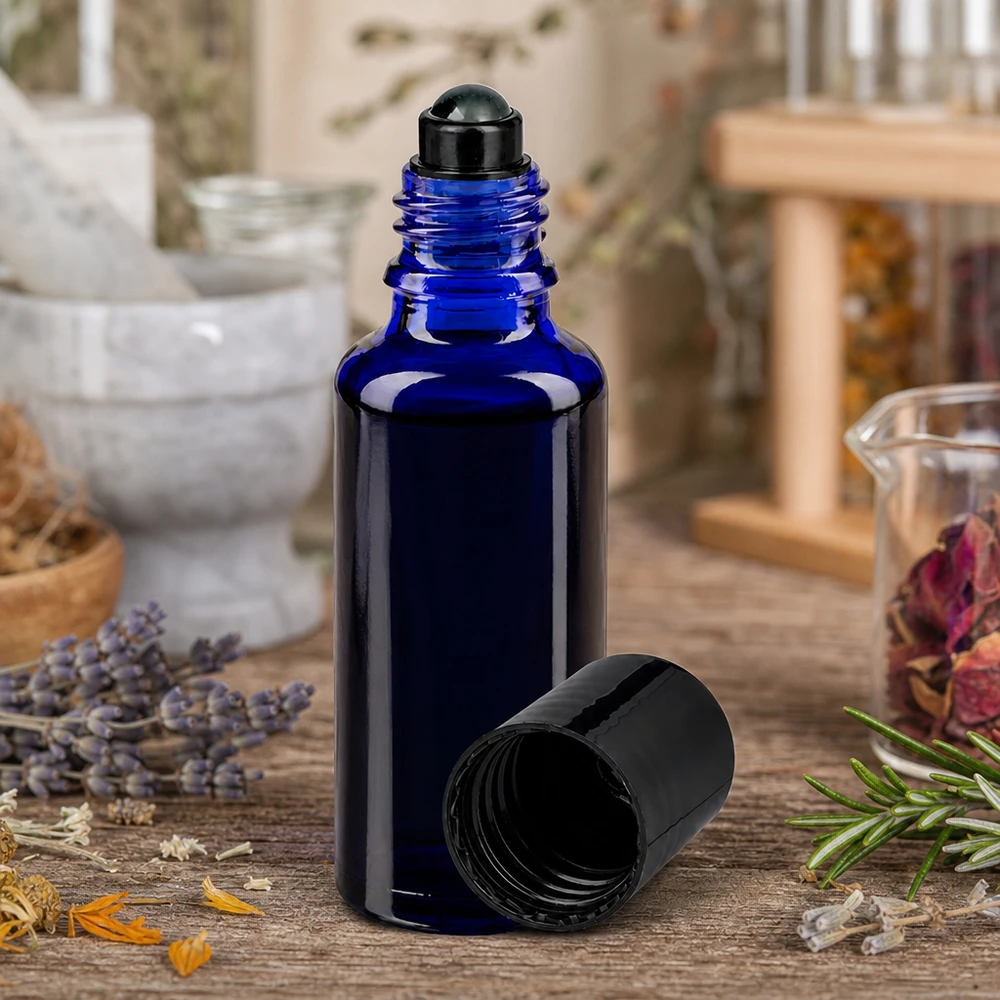 Glas deostick fles blauw 30ml, lege deo roller (Roll On) Roll-on-flesje van 30 ml in kobaltblauw met een geopende zwarte dop en lavendelbloemen