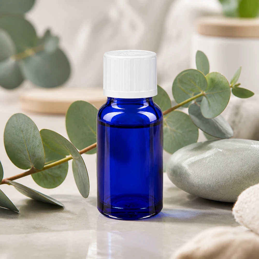 UV-bestendige apothekersglasfles in blauw met een witte kindveilige sluiting voor etherische oliën