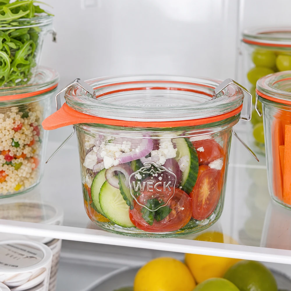 WECK bekers 80ml RR60 in de koelkast met verse salade toont praktische voedselopslag