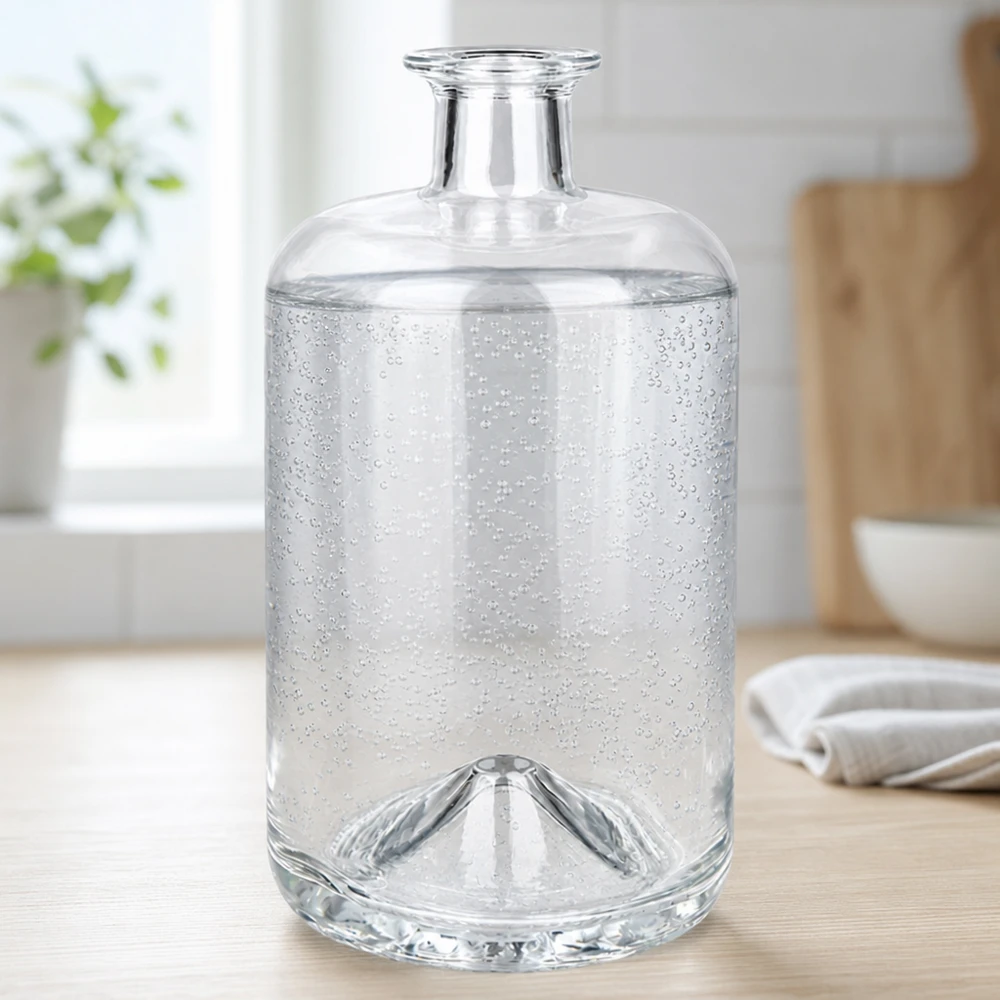 700 ml Sofia-glasfles gevuld met sprankelend water toont koolzuurbubbels in een heldere keukenomgeving