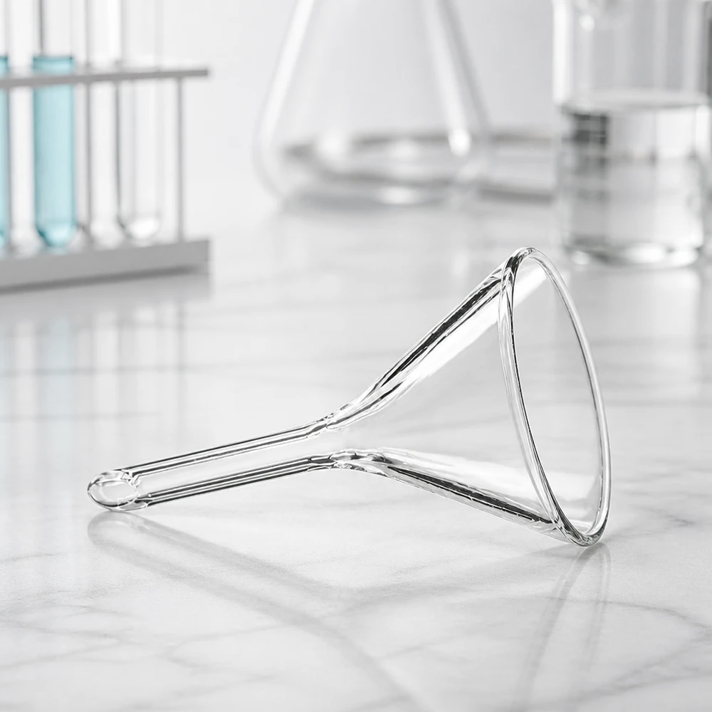 Compacte laboratoriumtrechter van soda lime glas met 30 mm opening en praktisch kort handvat voor eenvoudig hanteren