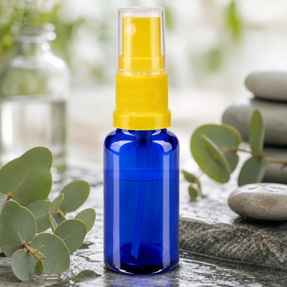 Blauwe glazen flessen 20ml met geel pompverstuiver Blauwe pompsprayfles van 20 ml van apothekersglas met een kindveilige dop in geel-transparant
