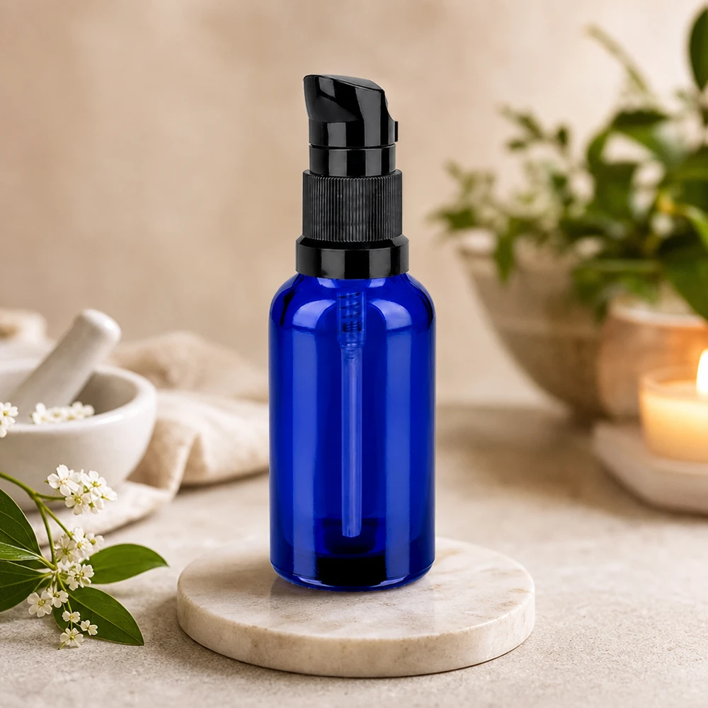 Robuuste 30ml pompflacon van blauw glas met duurzame zwarte dop STD UT18