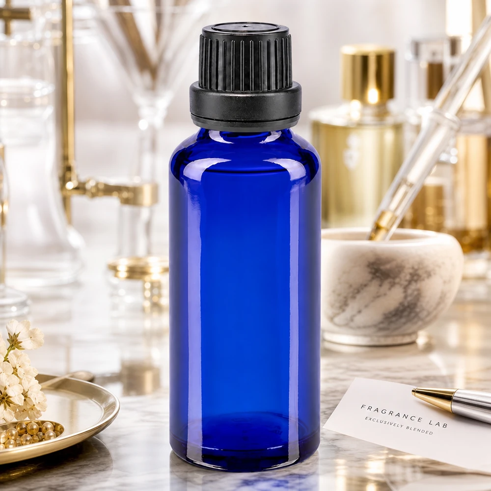 Blauwe glazen flessen 30ml met zwart schroefsluiting dicht. VR Premium Blauwe druppelfles van 30 ml, apothekersglas met geribbelde zwarte dop op een marmeren ondergrond
