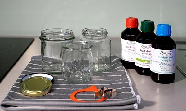 Steriliseer potten met alcohol