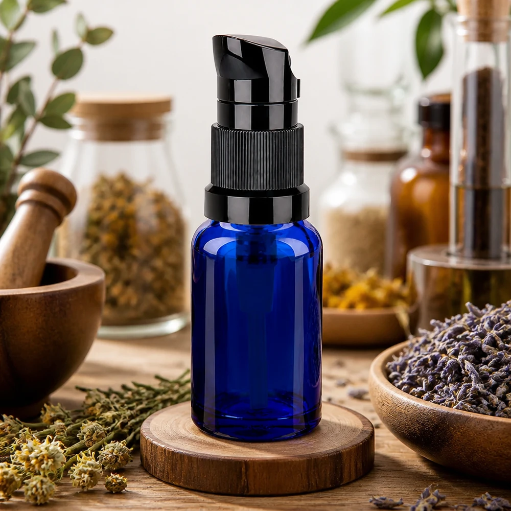 Robuuste glazen fles van 10 ml in donkerblauw met duurzame pompdispenser STD BlueLine UT18/10