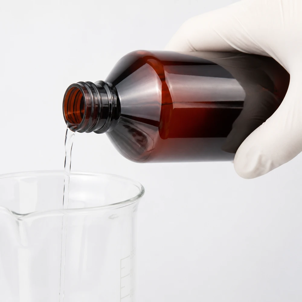 Bruine PET-fles van 1 liter met UV-bescherming, geschikt voor lichtgevoelige vloeistoffen in het laboratorium