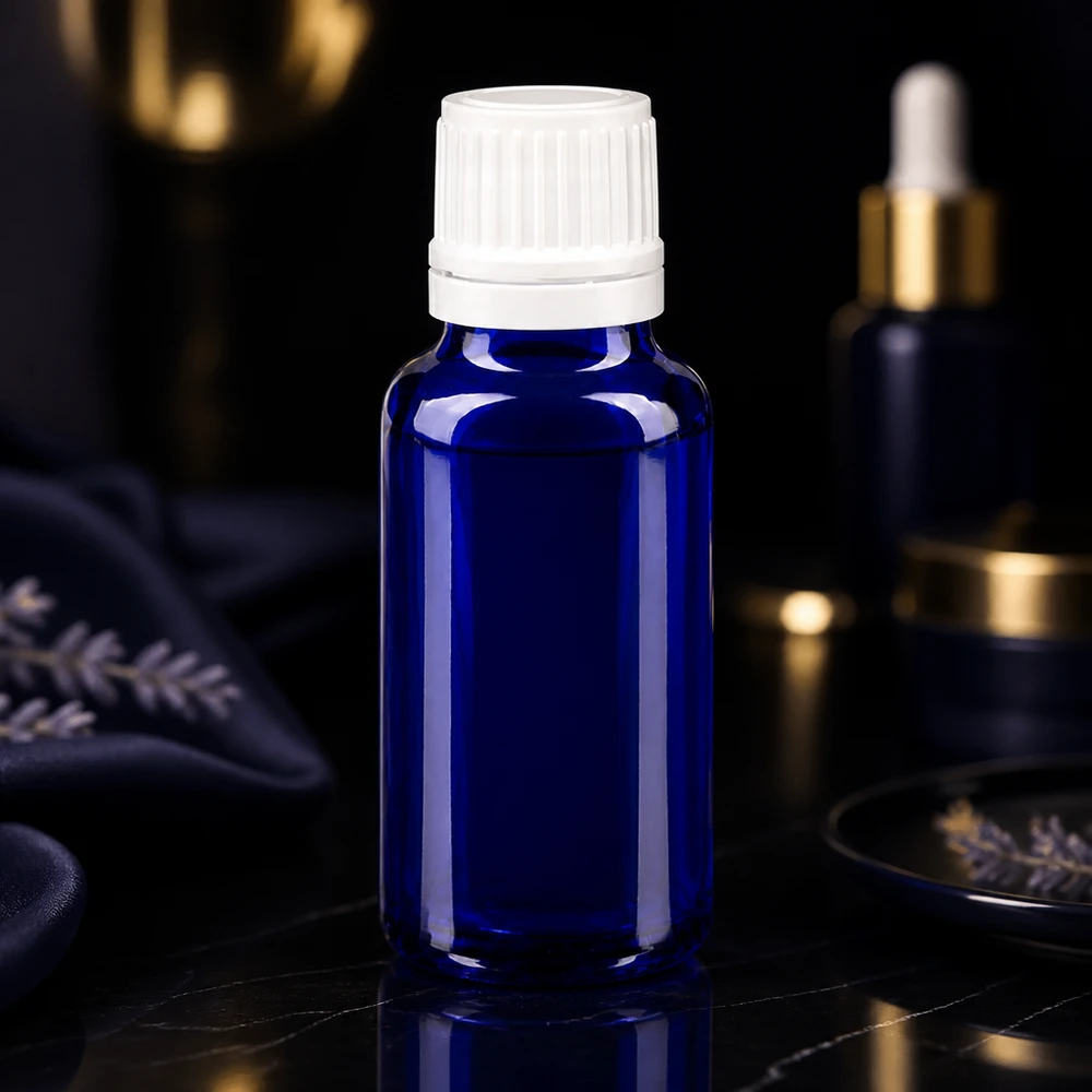 Kleine blauwe glazen fles van 20 ml met druppelaar voor cosmetica, parfum en aromatherapie