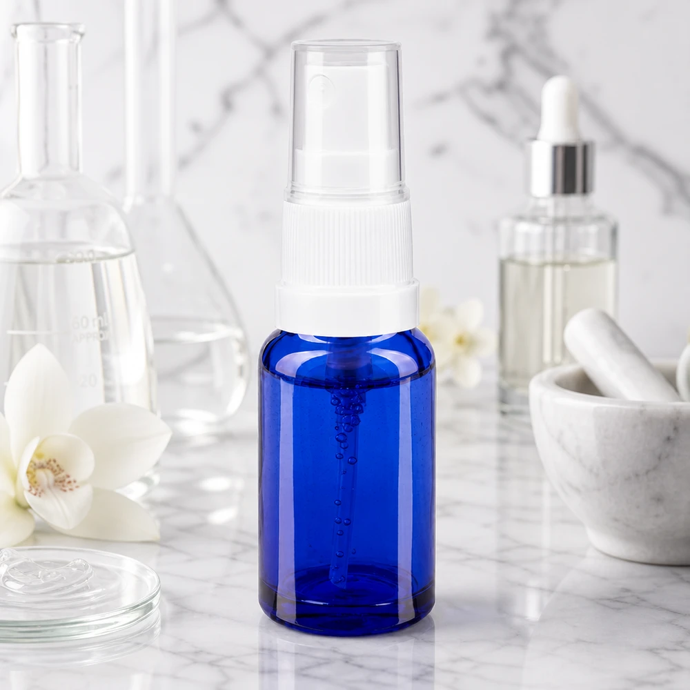 Navulbaar mini-glasflesje van 10 ml in blauw met witte verstuiver voor etherische oliën en tincturen