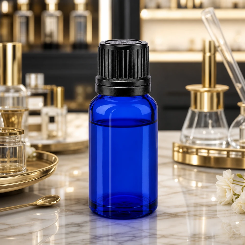 Cilindrische blauwe apothekersglasfles van 10 ml met kindveilige schroefdop op een marmeren plaat