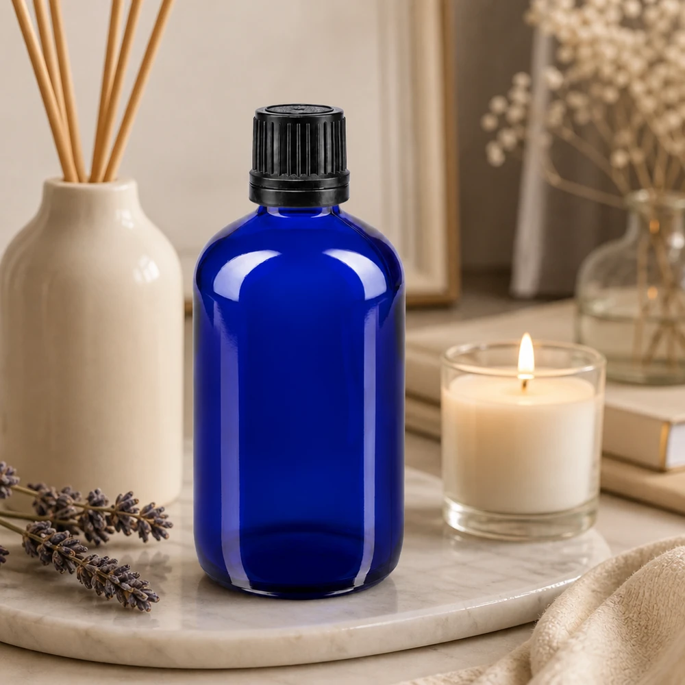 Donkerblauwe GR-fles van 100 ml van apothekersglas met zwarte OV-sluiting – zijaanzicht