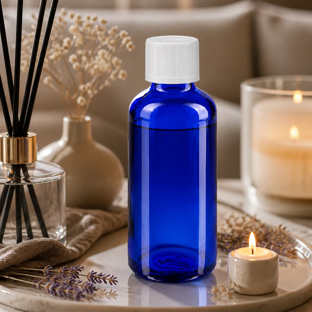 Apothekersflesje van 50 ml in koningsblauw met KiSi-dop, omringd door lavendel en geurkaarsen