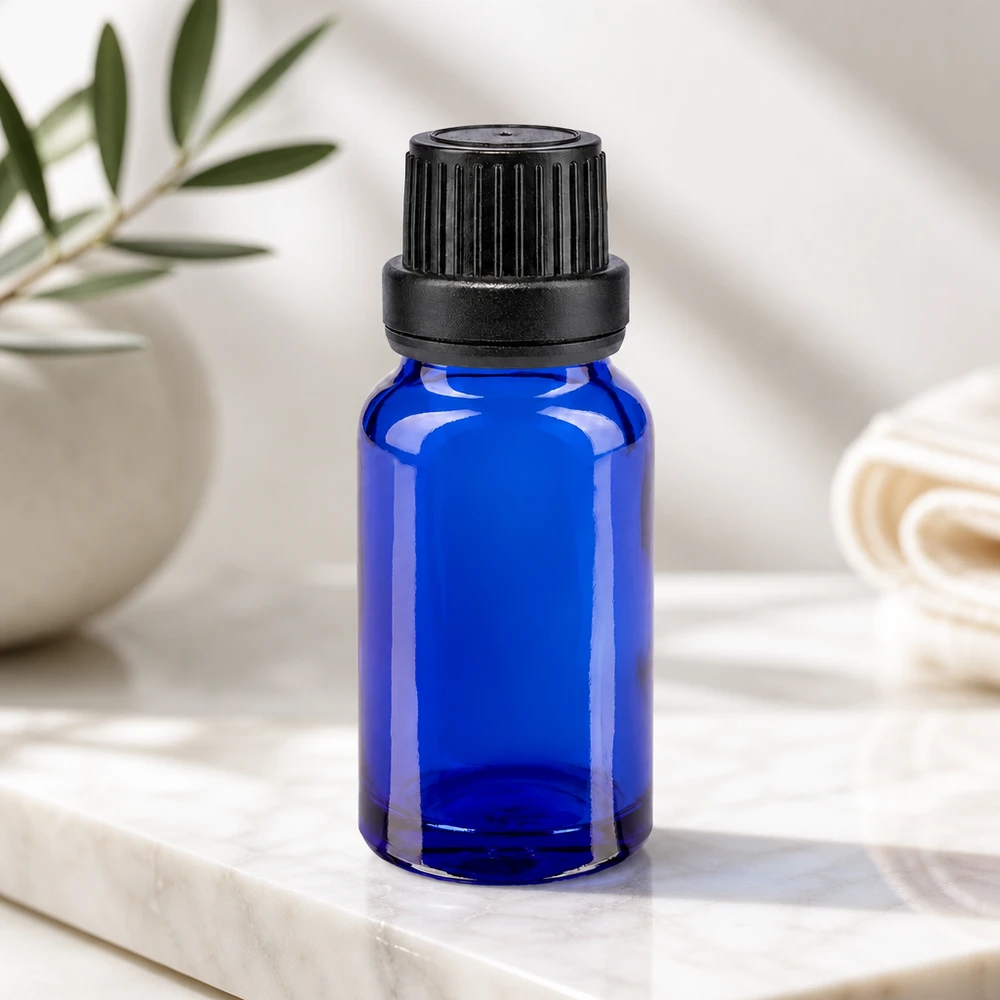 Blauw doseerflesje van 10 ml, gemaakt van borosilicaatglas, met een zwarte schroefdop en een druppelaar