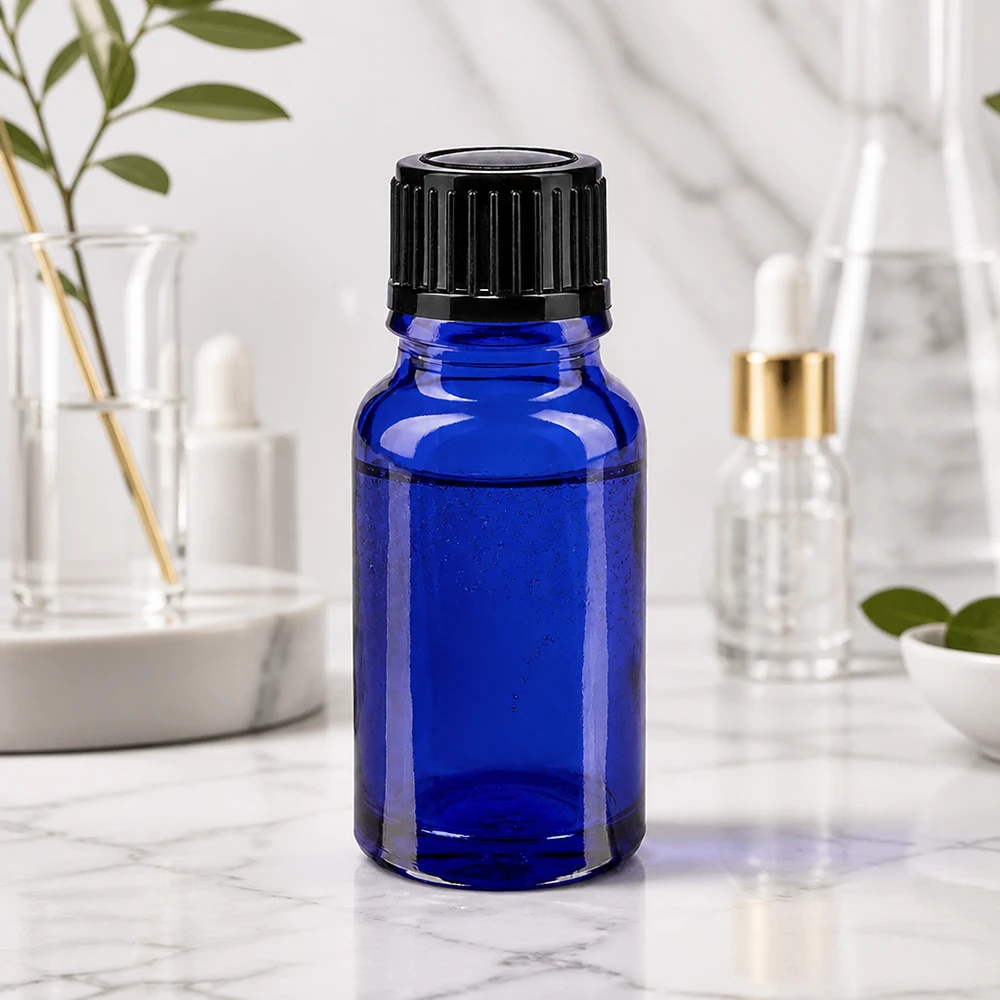 Blauwe borosilicaat apothekersfles van 10 ml met zwarte doseerdop voor serum