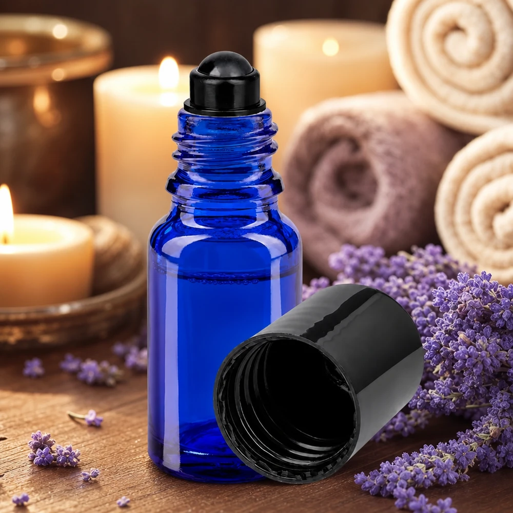 Blauw aromatherapie-roll-on-flesje van 10 ml met verwijderde schroefdop en spa-motief