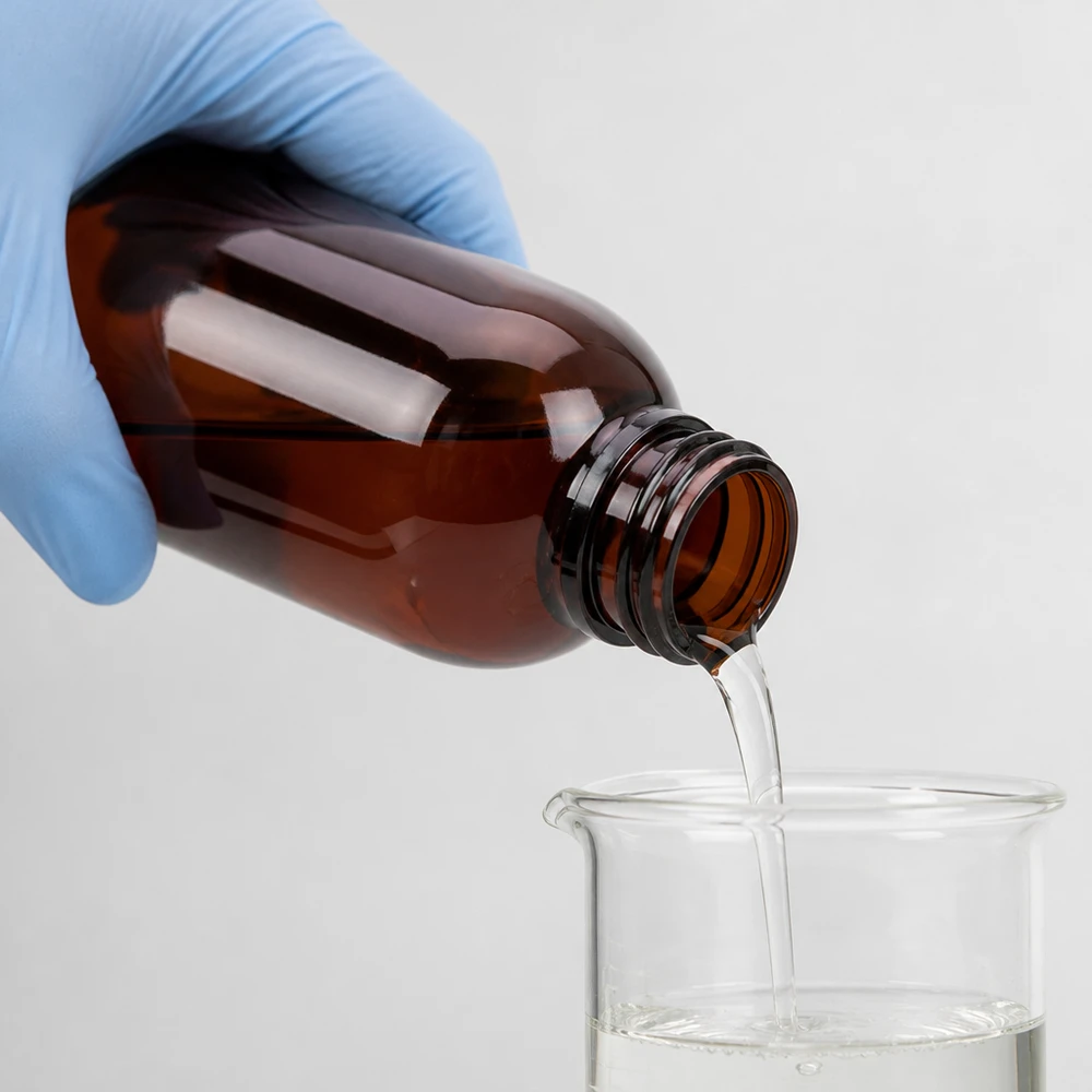 PET-fles 250 ml met witte flip-top dop. PET-fles van 250 ml met schroefdop bij het doseren van laboratoriumvloeistof in een glazen recipiënt