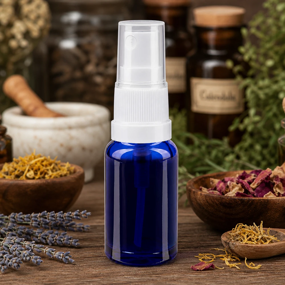 Kleine doseerfles van 10 ml van kobaltblauw glas met een witte verstuiver voor aromatherapie