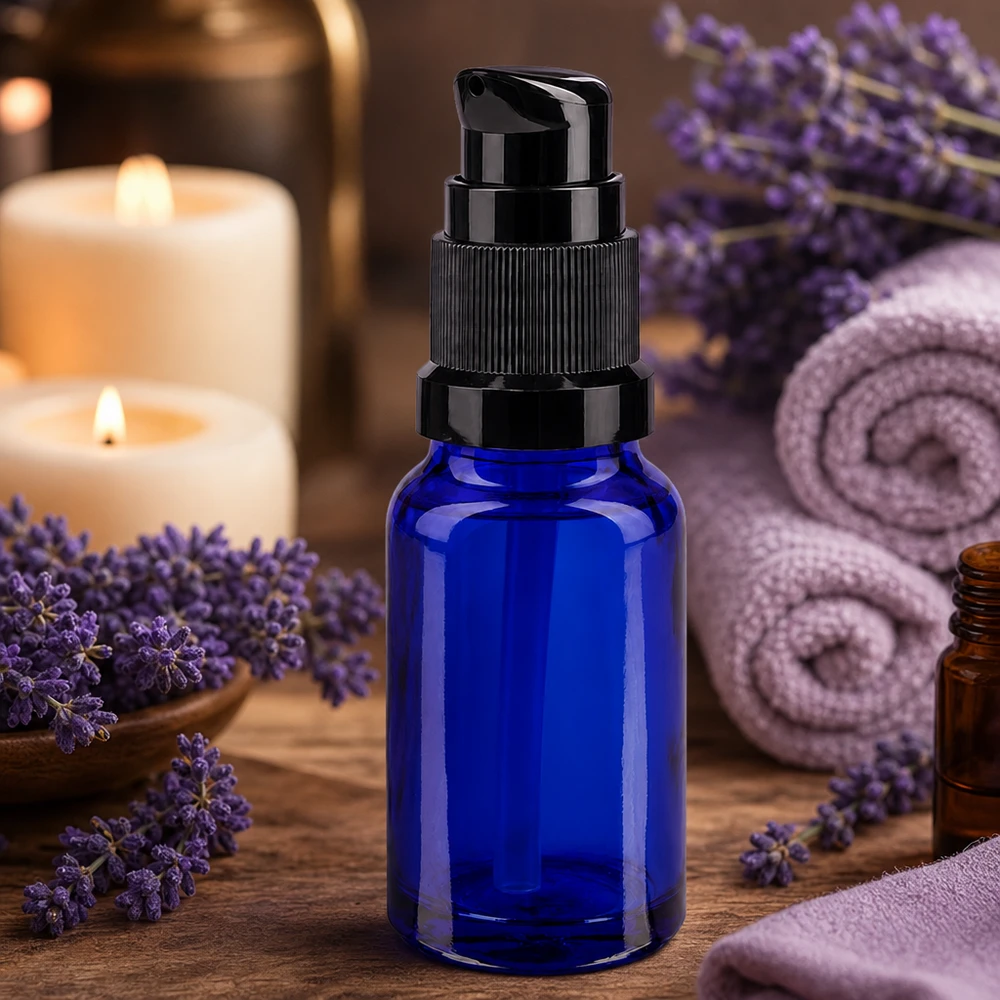 Blauwe glazen flessen 10ml met zwart pompsluiting Compacte apothekersglas-pompfles van 10 ml in blauw met een nauwkeurige zwarte pompdispenser