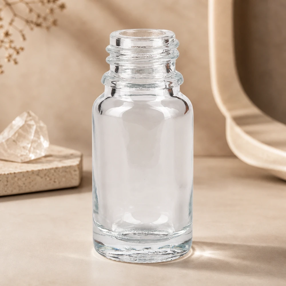 Lege ClearLine-apotheekfles van 10 ml van helder glas met DIN 18-schroefdraad op een beige achtergrond