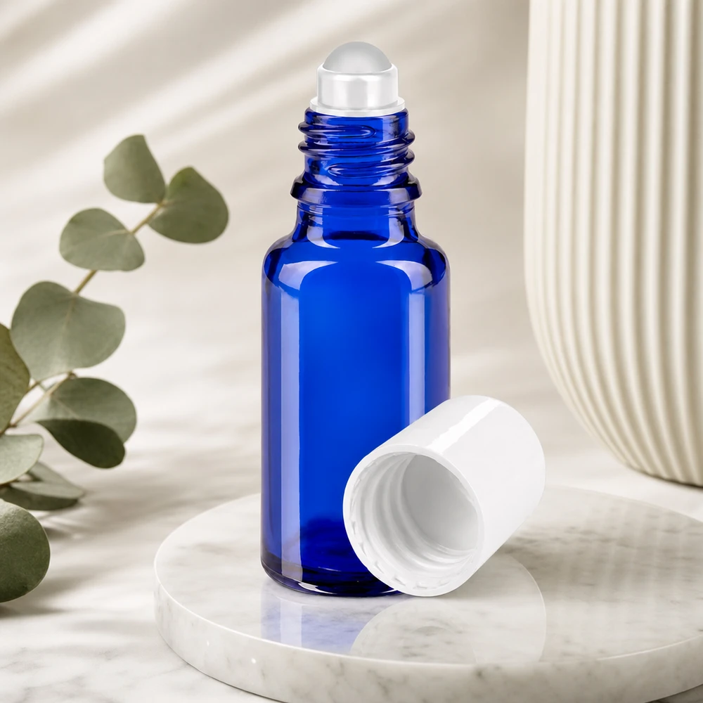 Apothekersflesje blauw 20ml roll-on cap wit Detailfoto van de rolbal van een blauw apothekersglasflesje van 20 ml met een witte standaarddop