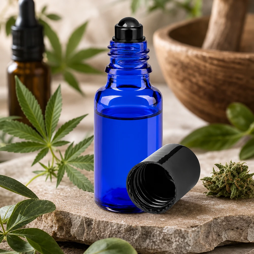 Lichtbestendige fles van 20 ml in kobaltblauw met rollertop voor het aanbrengen van plantaardige oliën