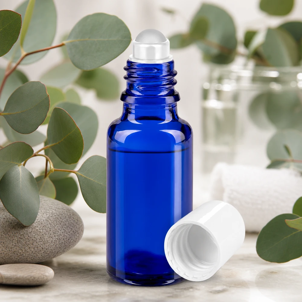 Apothekersflesje blauw 20ml roll-on cap wit Kleine blauwe glazen fles met roll-on-applicator van 20 ml op een lichte marmeren achtergrond
